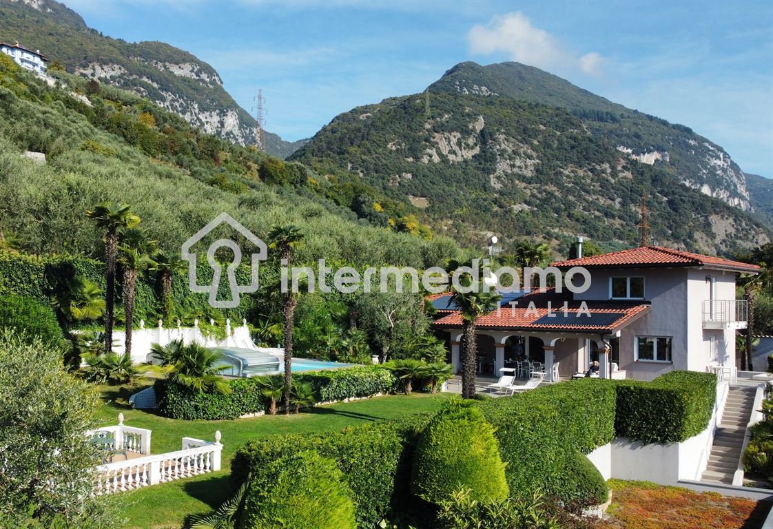 VIVI L'ECCELLENZA: VILLA ESCLUSIVA CON PISCINA - Villa Residenziale Riva del Garda